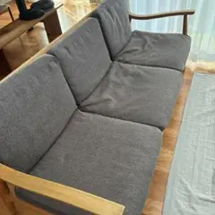 グレーの布製3人掛けソファ