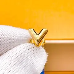 LOUIS VUITTON ルイヴィトン エセンシャルV ピアス ゴールド - メルカリ