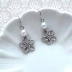 タティングレース パールと小花のピアス ライトグレー