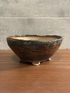 青褐色の陶器の鉢