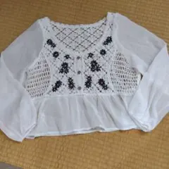 刺繍入りホワイト長袖トップス
