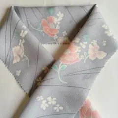 絹の縮緬の半襟　ブルーグレー地に優しい オレンジ色の花柄
