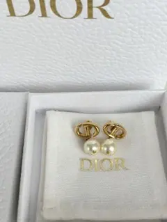 Dior パールスタッドピアス オリジナルボックス付き Dior パールスタッドピアス オリジナルボックス付き