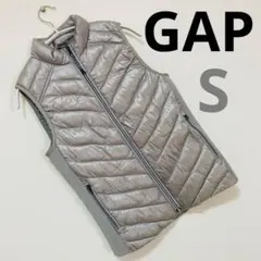 美品　GAP　Sサイズ　キルティング ノースリーブダウンベスト シルバーグレーのサムネイル