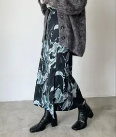 新品タグ付き　マーブルアートナロースカート