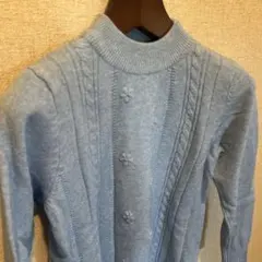 着楽美　ライトブルー ケーブルニットセーター