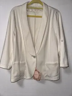 新品タグ付きオフホワイト長袖ジャケット　ビジューボタンがおしゃれ
