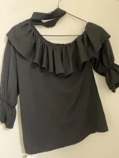 タグ付きオフショルダートップス