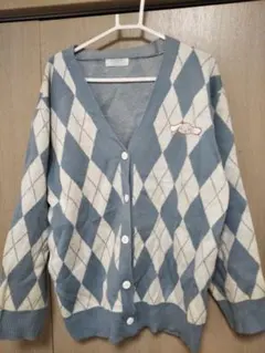 シナモンロール、青と白のダイヤモンドパターンカーディガン