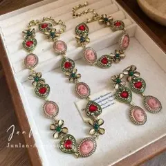 新品ビンテージ風ネックレス・ブレスレット・イヤリングの三点セット