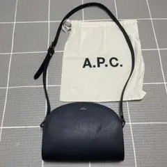 A.P.C. ハーフムーンショルダーバッグ　ブラックエンボス