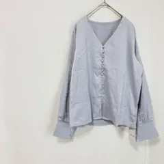 fifthフィフス　くるみボタンＶネックサテンブラウス　M ブルー　長袖　新品のサムネイル