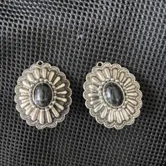 花形デザイン シルバー調ピアス ブラック アンティーク風