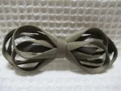 ライトブラウン系色生地のリボン型　シルバー色細目のメタルバレッタ