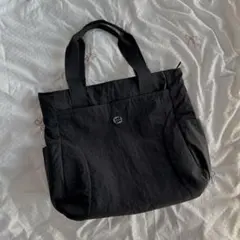 黒のトートバッグ ショルダーストラップ付き