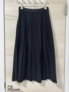 黒のプリーツロングスカート