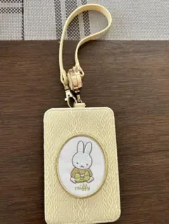 ミッフィー パスケース クリーム色