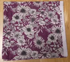 花柄 　線描きフラワー柄　紫地に白　綿ブロード　約110cm✕約50cm