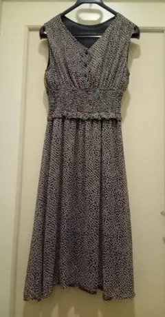 ノースリーブひざ丈ワンピース 黒と白の小花模様　しまむら