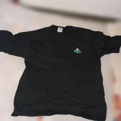 黒の長袖Tシャツ刺繍ロゴ付き