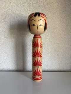 伝統的な赤い花模様のこけし　文男