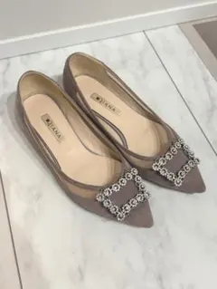 DIANA ビジュー付き黒スエードフラットシューズ