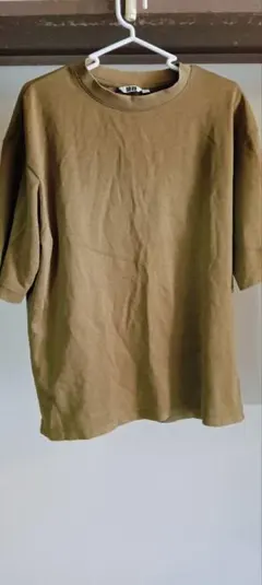 【美品】カーキ色 Tシャツ