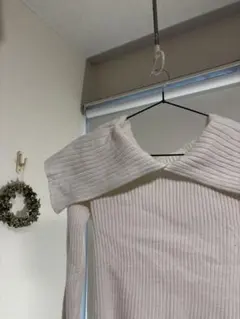 ホワイト リブ編み オフショルダー 長袖ニット