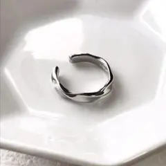大人気商品　シルバーリング　ツイスト　ウェーブ　シンプルアクセサリー　高見え
