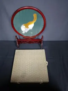 【美品】中国工芸品 両面刺繍 置物 猫 カマキリ 木製フレーム 飾り台 箱付 美品】中国工芸品 両面刺繍 置物 猫 カマキリ 木製フレーム 飾り台 箱