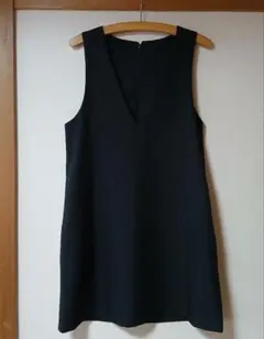 GU 黒 Vネック ジャンパースカート ワンピース M 膝下　丈短 ジーユー