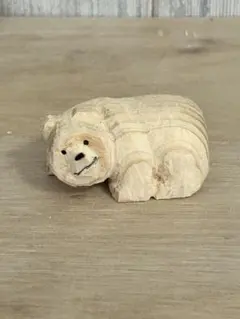 手彫りこっち見てるクマ型木製置物