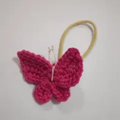 ピンクの蝶の形ヘアゴム