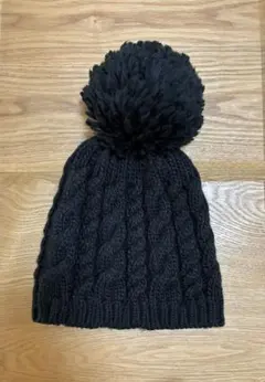 ニット帽　とてもかわいい大きめボンボン付き　黒　ブラック