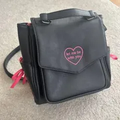 ハート刺繍の黒いリュック