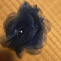 ネイビーブルー 花形 ブローチ ビジュー付き