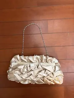 フリルデザイン ベージュサテンバッグ