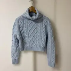 水色 ケーブルニット タートルネック セーター