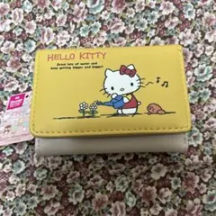 新品　サンリオ　ハローキティ　　三つ折り財布