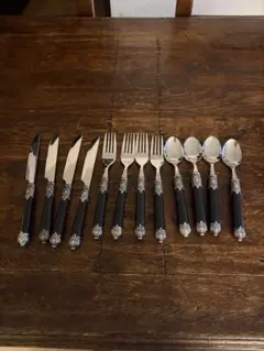 装飾的なハンドルのカトラリーセット 12点