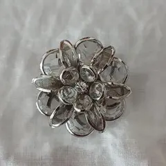 花形ブローチ