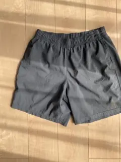 ニューバランス　グレー ショートパンツ