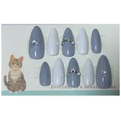 グレーとホワイトのネイルチップ