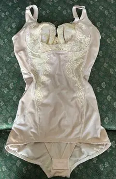 ダイアナ　ボディスーツ　ラヴィアンローズ　A85LL　美品 ダイアナ ボディスーツ A85LL - メルカリ