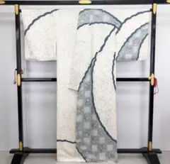 訪問着 四角に花更紗模様 叩き染 縮緬 乳白色 ふくよかサイズ