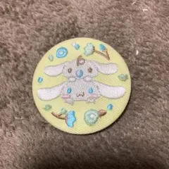 訳あり品　　シナモン　刺繍缶バッジ