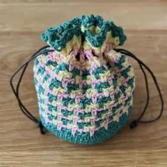 巾着　グリーン系　小物入れ　カラフル　レトロポップ　かぎ針編み　ハンドメイド