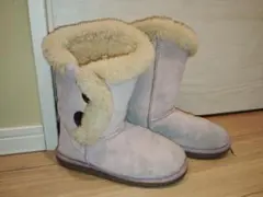 薄いピンクのムートンブーツ