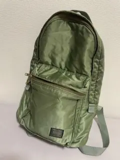 カーキ