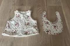 美品センスオブワンダーリバーシブルイチゴ柄ベビーベストスタイセット